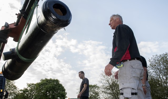 Een hele klus, het plaatsen van de drie kanonnen en affuiten op het Bleijkersbolwerk (Foto: Jos Uijtdehaage)