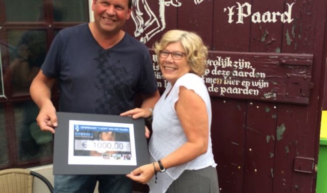 Mariet was zelf aanwezig en heeft van Marcel de Ruiter, penningmeester van Stichting Destino de cheque mogen ontvangen.