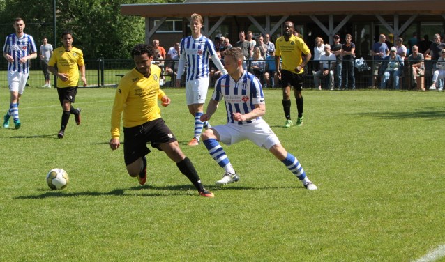 Danny van der Spuij scoorde twee keer voor Zwartewaal in het duel tegen BZCZuiderpark. * Foto: Wil van Balen.