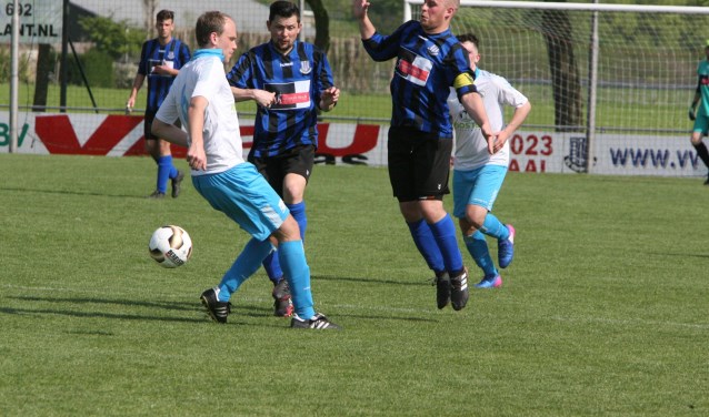 Ricardo Nijsen (midden) en Jesper Lakerveld (rechts) scoorden voor Vierpolders. * Archieffoto: Wil van Balen.