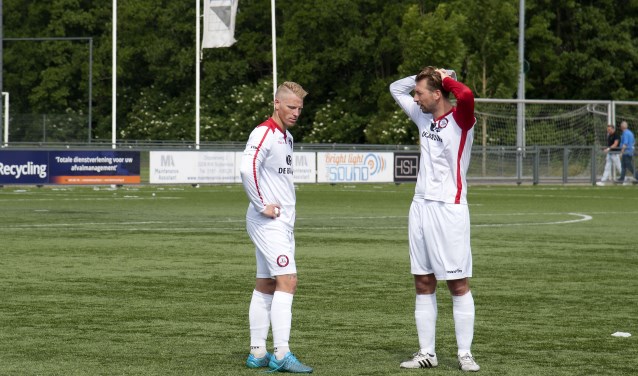 Vertwijfeld gaan Marvin Godschalk (l) en Alex van Dommelen na de verloren finale na waar het fout is gegaan voor Brielle. * Foto: Jos Uijtdehaage.