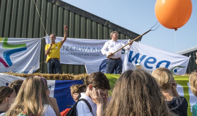 Brielles burgemeester Gregor Rensen opende vorige week donderdag officieel de zestiende Poldersportdag in Tinte. * Fotografie: Jos Uijtdehaage.