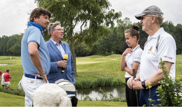 Robert-Jan Derksen, Gregor Rensen, Rosanne Boere en Leo Splinter (vlnr) namen hole 17 officieel in gebruik. * Foto: Jos Uijtdehaage.