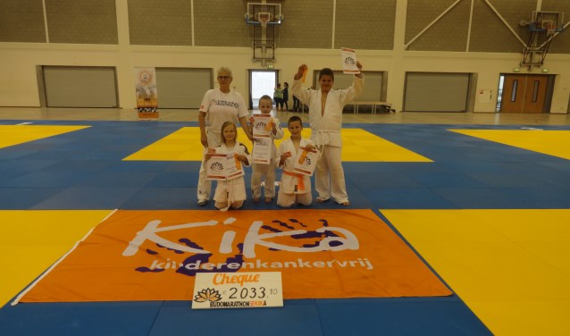 De trotse jeugdjudoka's met hun certificaten