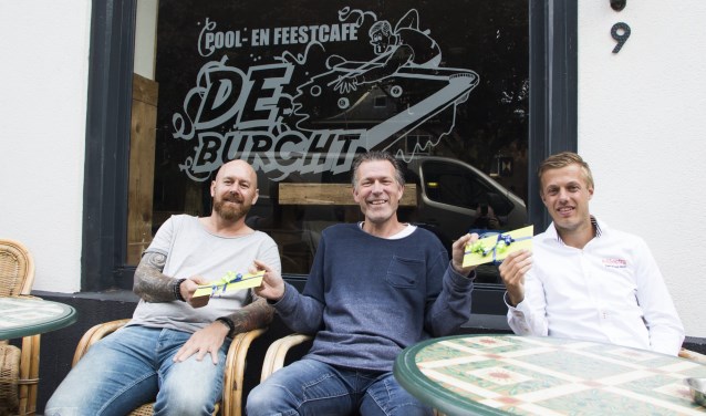 Daniël van de Beek (l) en Pascal van Hulst (r) kregen de beloning voor een sterk seizoen. * Foto: Wil van Balen.