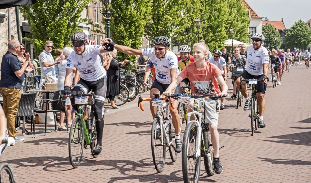 Zondagochtend na 24 uur op de pedalen te zijn geweest aankomst van Bram en Wim op de Turfkade