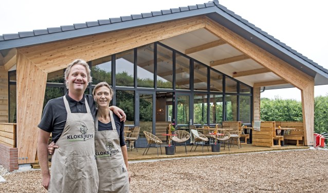 De eigenaren Robin en Nienke Klok voor hun nieuwe pannenkoekenrestaurant Klokshuys (Foto: Jos Uijtdehaage)