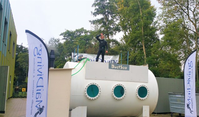 De duiktank, gevuld met 20.000 liter water, staat vijf dagen op het schoolplein.