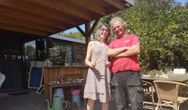 Matie vindt het leuk verschillende mensen te bedienen in haar theetuin. Frans doet het onderhoud en geniet van de vogels en insecten.