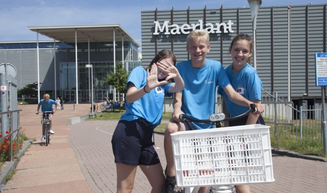 Op het Maerlant in Brielle fietsten en renden de tweedeklassers weer 2600 euro bij elkaar voor het goede doel. * Foto: Wil van Balen.