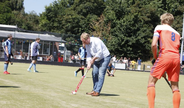 Westvoornes burgemeester Peter de Jong verrichtte de afslag voor het demoduel bij Forcial. * Foto: Wil van Balen.