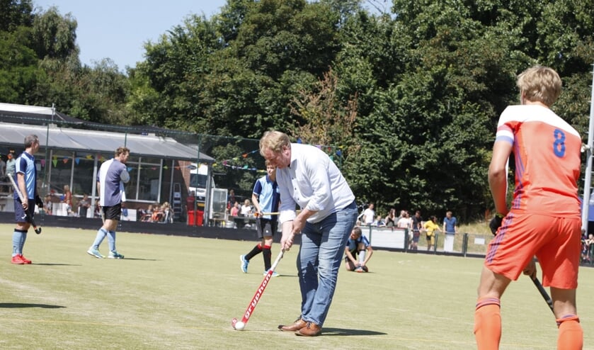 Westvoornes burgemeester Peter de Jong verrichtte de afslag voor het demoduel bij Forcial. * Foto: Wil van Balen.