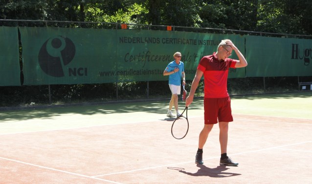 Remco (blauw) en Hadde van Reek waren de uitputting in de ovenhete driesetter nabij. * Foto: Wil van Balen.