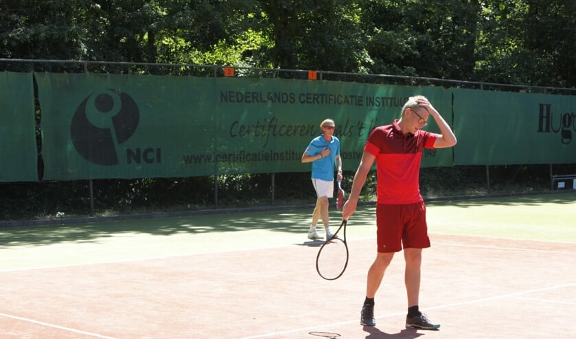 Remco (blauw) en Hadde van Reek waren de uitputting in de ovenhete driesetter nabij. * Foto: Wil van Balen.