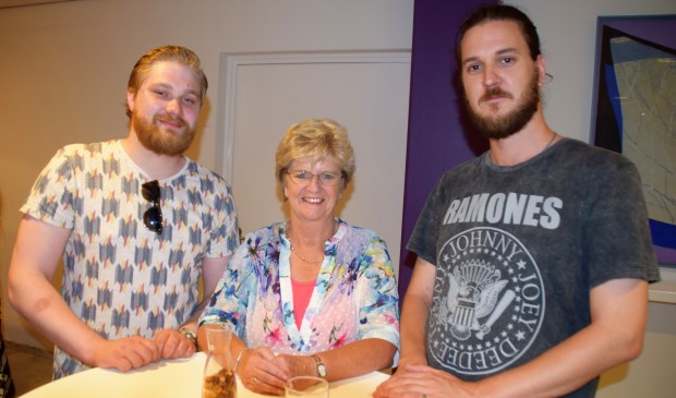 Margriet den Brok met de organistoren Sebastiaan van Houwelingen en Wesley van Konijnenburg
