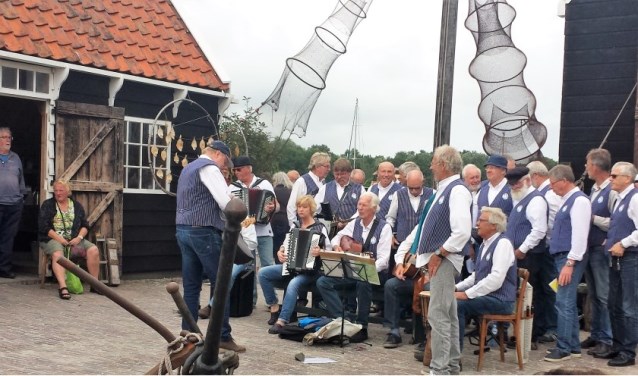 Festival met Shantykoren en dweilorkesten wordt afgesloten met Hellevoet zingt