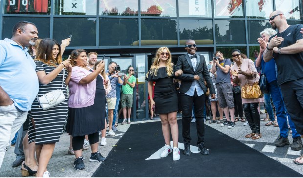 Als echte filmsterren werden de scholieren onthaald.