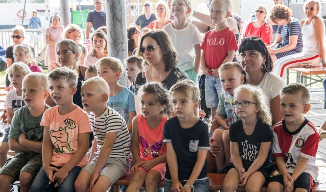 Ademloze aandacht voor de voorstelling die vorige week vrijdagochtend voor de peuters op het Zomerfeest van Tinte werd gegeven. * Foto: Jos Uijtdehaage.
