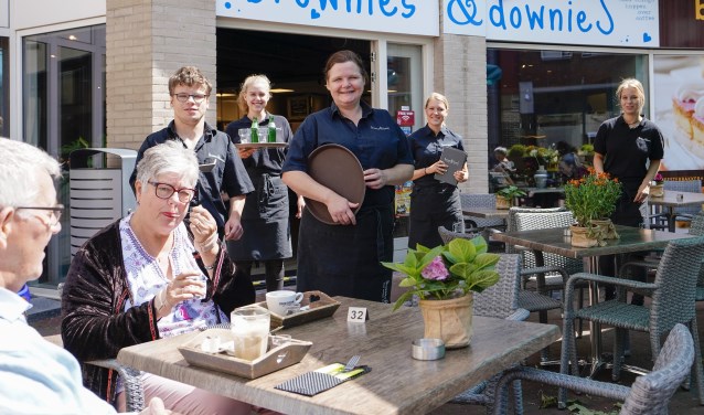 Geniet op het terras bij Brownies & downieS. Foto: Foto-OK.nl