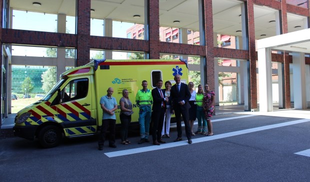 Foto: Arie Wijten, directeur AZRR en Peter Langenbach, voorzitter raad van bestuur van het Maasstad Ziekenhuis ( schudden elkaar de hand ) zijn trots op de start van het ambulance transferium
