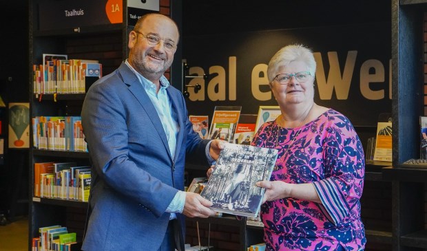 Boekenberg directeur Thissen nam het boek in ontvangst.