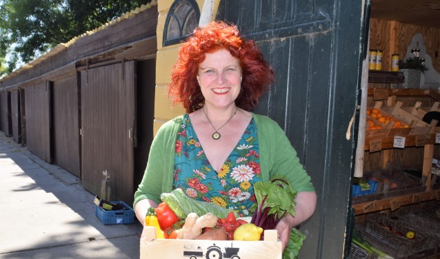 Yvonne Romein met een Koekendorpse Krat