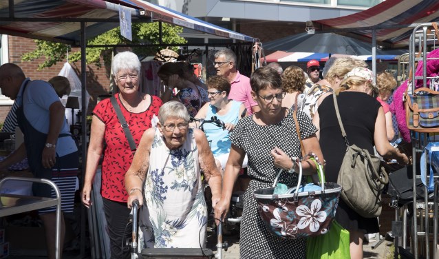 Met een heerlijk zonnetje lekker struinen over de Zomerfair (Foto: Jos Uijtdehaage)