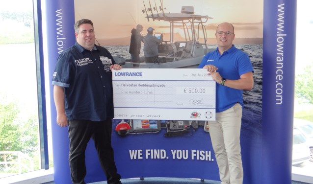 Een mooie bijdrage van Lowrance voor de o zo nodige nieuwe auto van de Helvoetse Reddingsbrigade