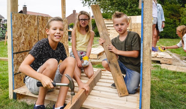 Ook Jarno (10), Amy(7) en Tygo(7) vlnr, timmerden een prachtig hut.