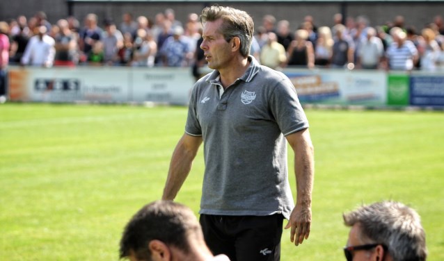 Peter Wubben coacht zijn manschappen, die alles in het werk moesten stellen om gelijke tred te houden met SC Feyenoord.