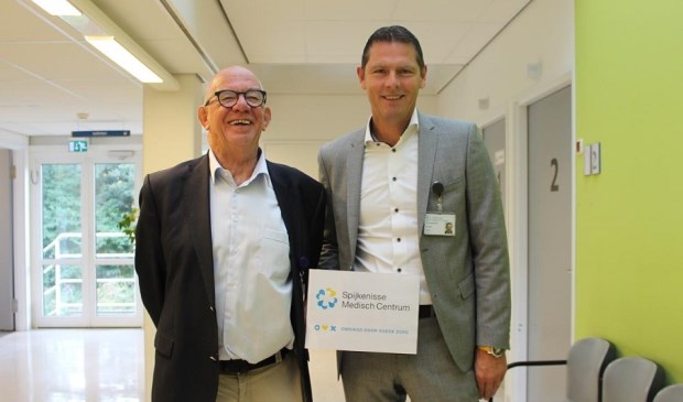 trotse bestuurders Paul van der Velden (links) en Peter Langenbach (rechts) in het Spijkenisse Medisch Centrum.
