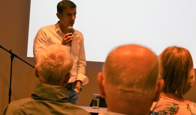 Jeroen van Leeuwen presenteerde zijn plan voor 'een logiesgebouw met allure van zes verdiepingen inclusief ruimte voor vermaak'. Foto: (WB)