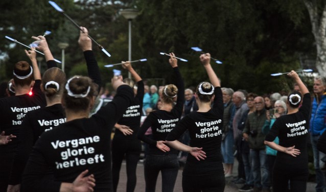 De oud-majorettes van Ons Genoegen gingen de Lampionnenoptocht in Rockanje nog een keer vooraf. * Foto: Jos Uijtdehaage.