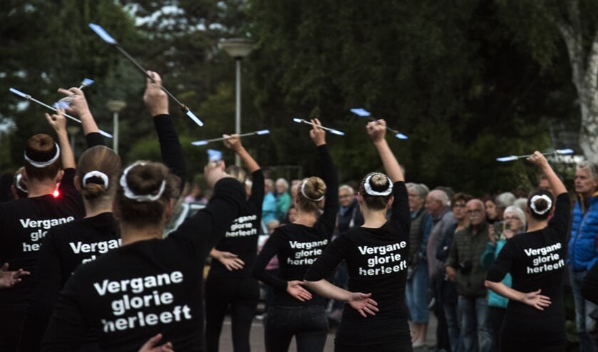 De oud-majorettes van Ons Genoegen gingen de Lampionnenoptocht in Rockanje nog een keer vooraf. * Foto: Jos Uijtdehaage.