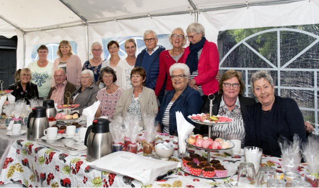 Het collectantenteam van Lida Stoof (vierde van links achterste rij) zet zich al jaren in voor de Nierstichting en komt volgende week weer langs de deur. * Foto: Jos Uijtdehaage.