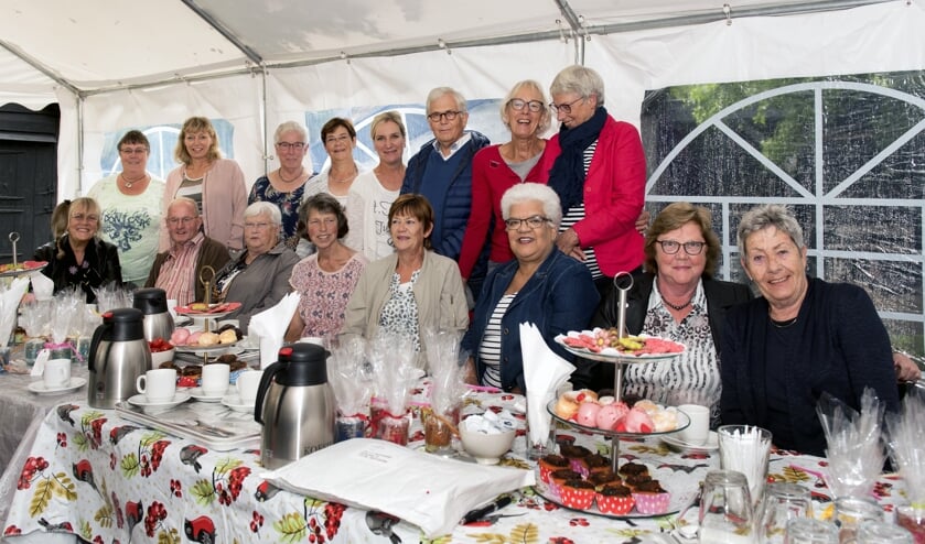 Het collectantenteam van Lida Stoof (vierde van links achterste rij) zet zich al jaren in voor de Nierstichting en komt volgende week weer langs de deur. * Foto: Jos Uijtdehaage.