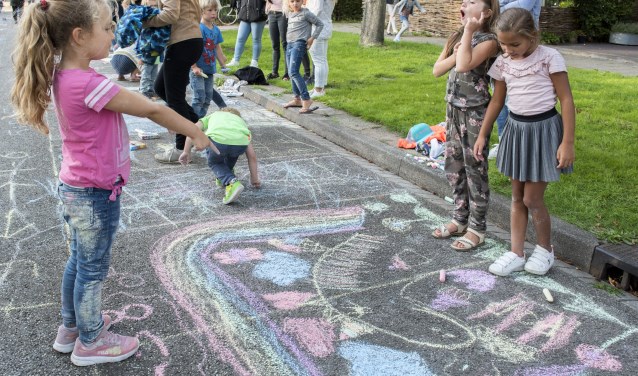 Jolien Graaf en Fay Blok maakten samen in twee vakken een grote tekening. * Foto: Jos Uijtdehaage.