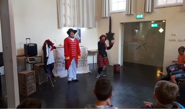 't Kunsthuisje ontving de leerlingen op theatrale wijze in het prachtige pand De Sjoel