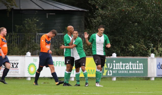 André Breinburg en Wouter Besters (r) feliciteren Brandon Taylor (l) met de openingstreffer. * Foto: Wil van Balen.