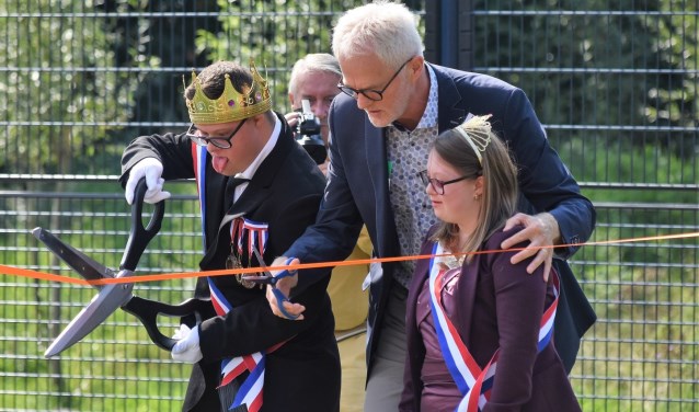 Samen met de 'koninklijke hoogheden' mocht wethouder Vreugdenhil het openingslint doorknippen.