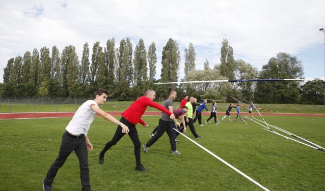 Velen maakten van de gelegenheid gebruik om kennis te maken met een van de disciplines binnen de atletiek. * Foto: Wil van Balen.