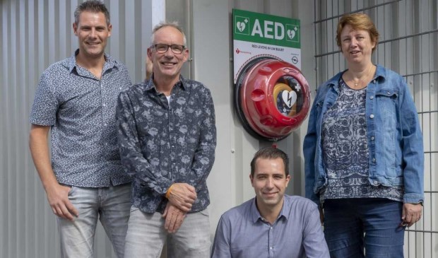 Vlnr: Erwin Beek (voorzitter ’T Loo), Rob Varekamp (voorzitter ODIS), Jan Jaap Elenbaas (voorzitter Valto), Patricia Middendorp (Stichting AED Westland).