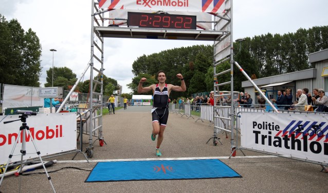 Niels Bajet kwam zaterdag als snelste bij de Run bike run die de triathlon verving.
