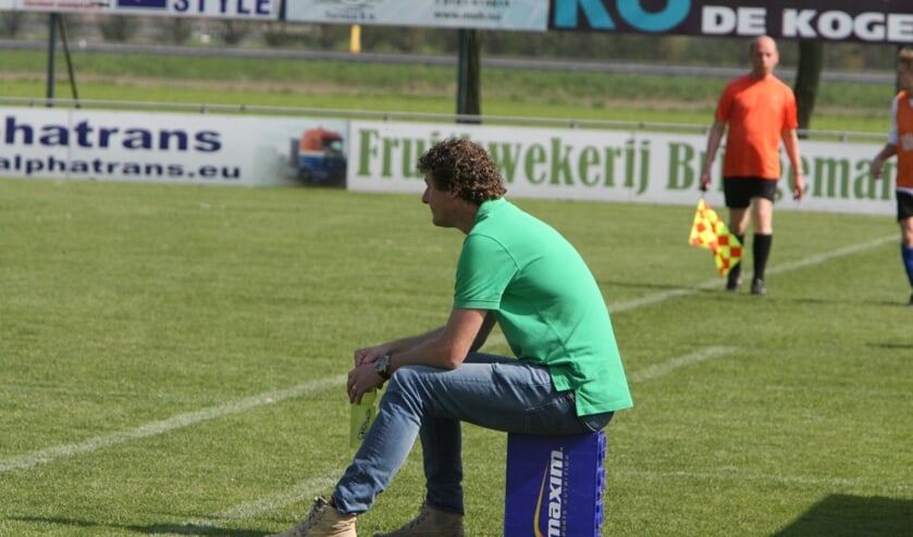Trainer Paul Bestebreur heeft in zijn tweede seizoen bij Vierpolders een luxeprobleem * Archieffoto: Wil van Balen.