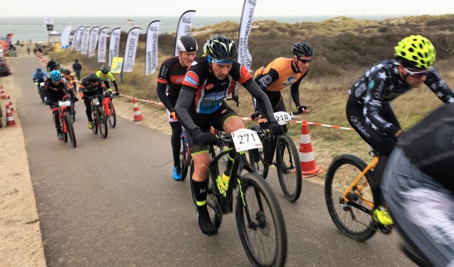 Richard Janssen reed als eerste de strandopgang op, lmaar zijn belager Jelle Hanseeuw perste er een zinderende sprint uit. 