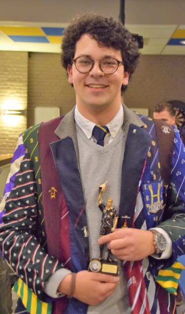 Teus Stolk, zoon van Harry, scoorde de winnende try voor de trotse Eilanders en ontving uit de handen van zijn moeder de Bokaal.