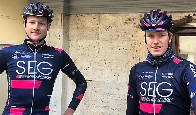 Daan Hoole (links) en Minne Verboom bereiden zich met hun team SEG Racing Academy in Loutraki in Griekenland voor op het wegseizoen.