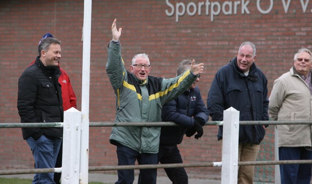 Voorzitter Andries Schouten (l) van OVV had heuglijk nieuws tijdens de nieuwjaarsreceptie van OVV. (Archieffoto: Wil van Balen).