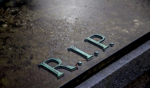 Hoe verwerk je het verlies als iemand van wie je houdt overlijdt? Hoe ga je om met pijn, verdriet of boosheid?