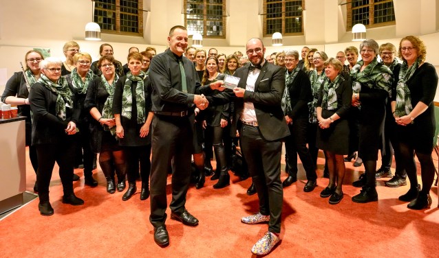 Rejoice voorzitter Henk van der Kaa overhandigde de cd aan dirigent Flip Markwat (r).